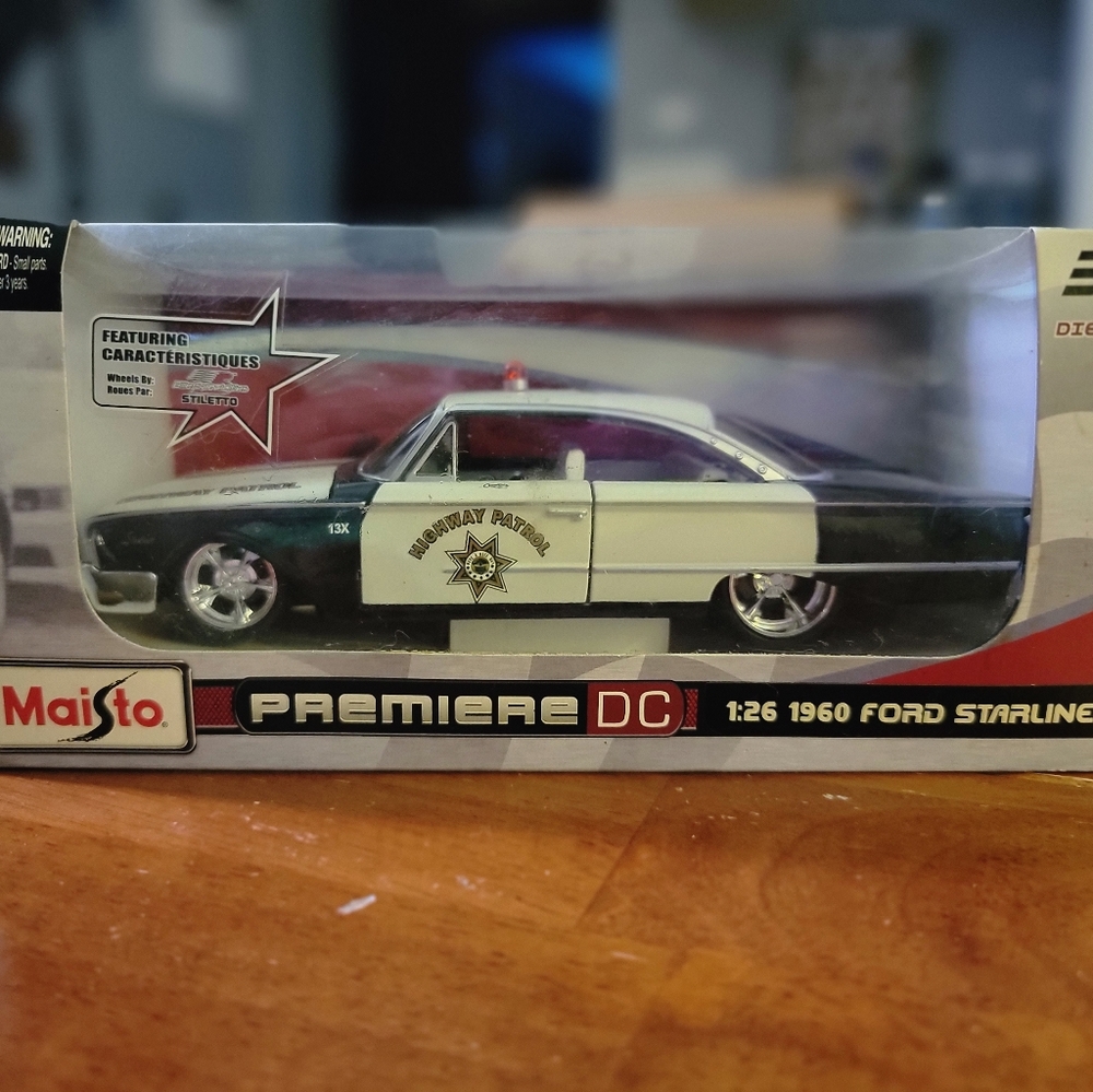 Maisto premiere DC 1:26 1960 Ford Starliner